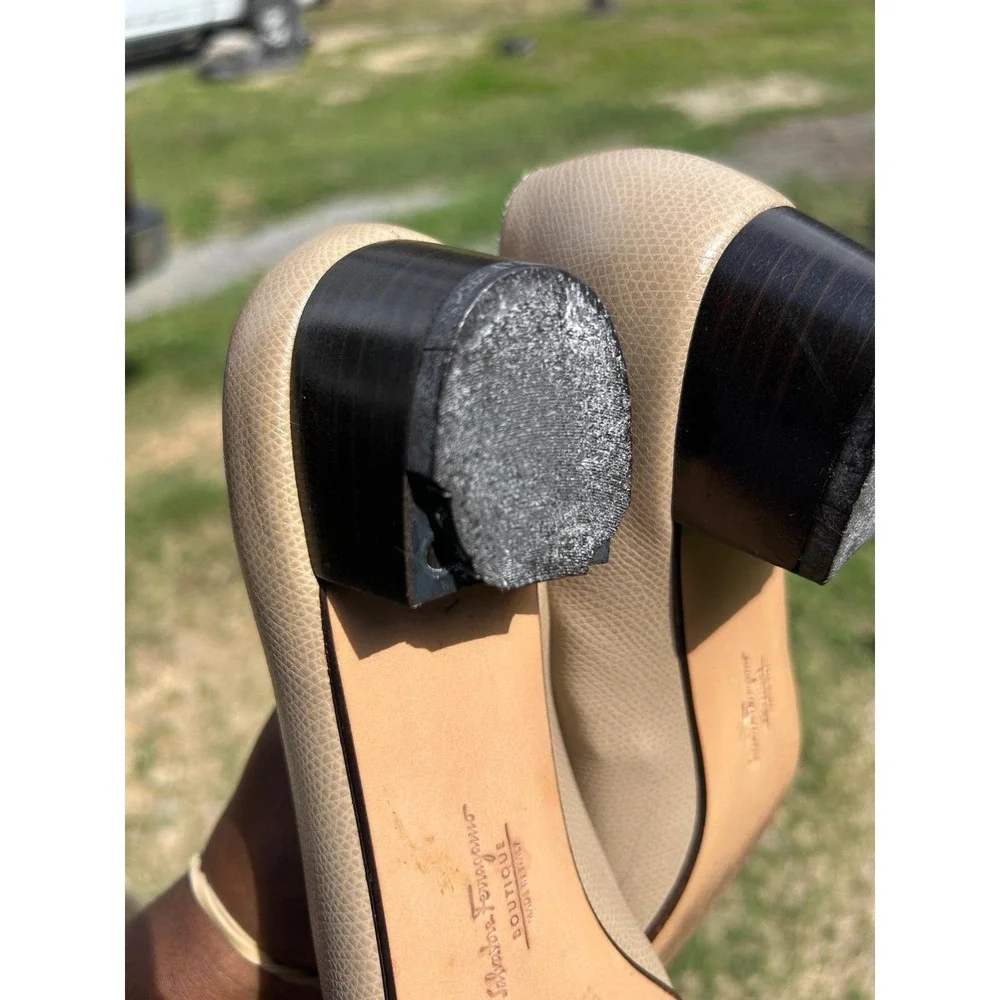 Salvatore Ferragamo Vara Pump Womens 8.5 AA Beige Pebbled Leather Bow Good